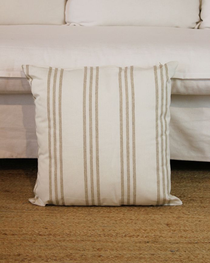 Funda de cojín con estampado beige sobre fondo crudo 50x50cm de algodón