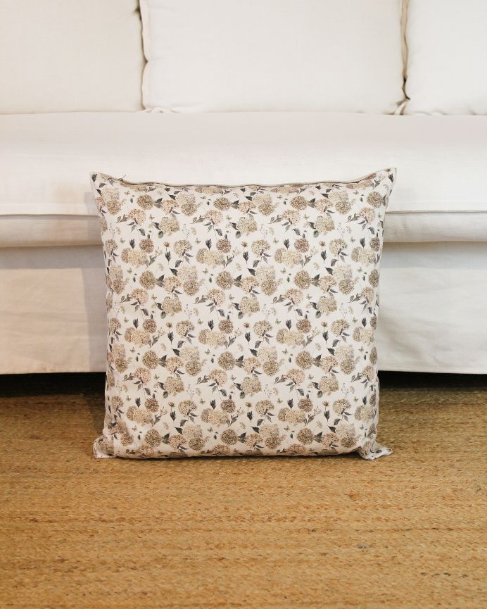 Funda de cojín reversible con estampado floral sobre fondo crudo 50x50cm de algodón