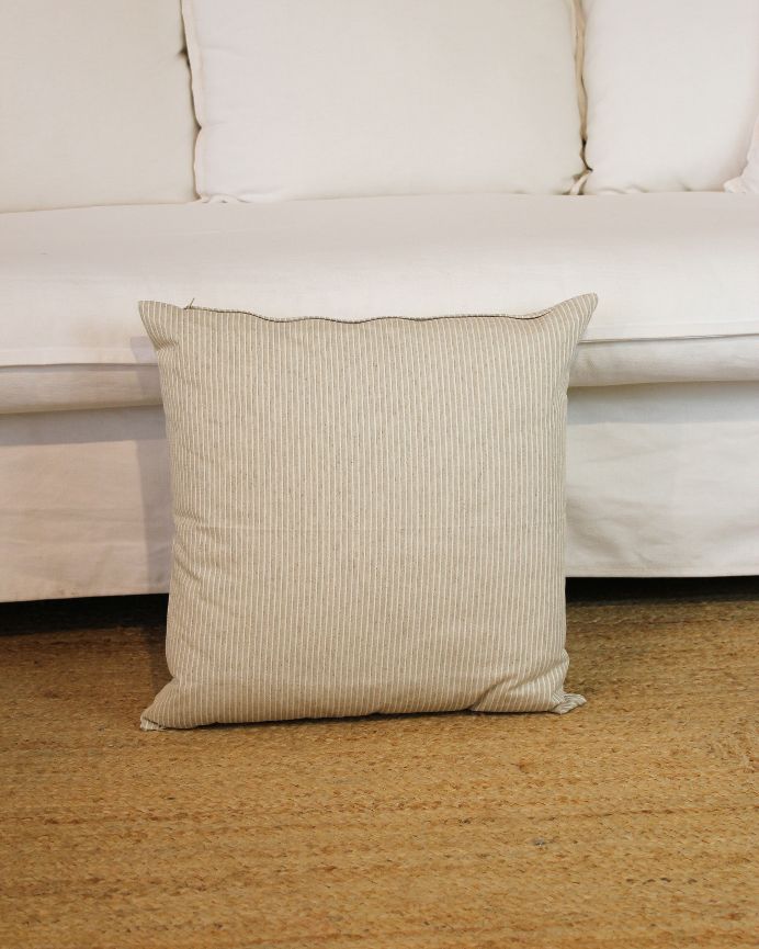 Funda de cojín con estampado de rayas finas blancas sobre fondo beige 50x50cm de algodón