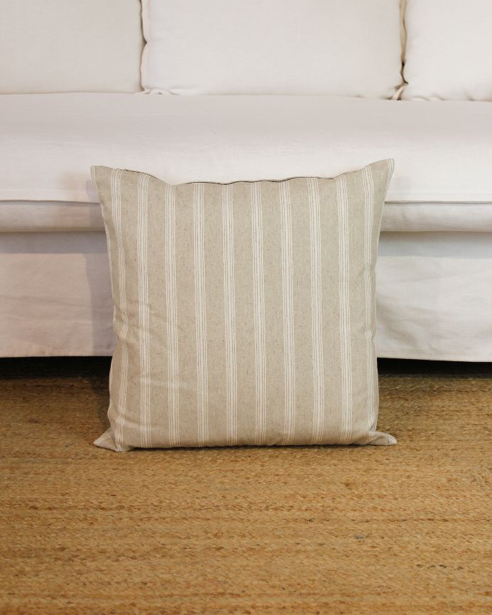 Funda de cojín con estampado de rayas blancas sobre fondo beige 50x50cm de algodón