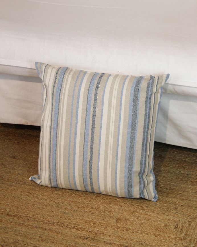 Funda de cojín con estampado a rallas azules y beige 50x50cm de algodón