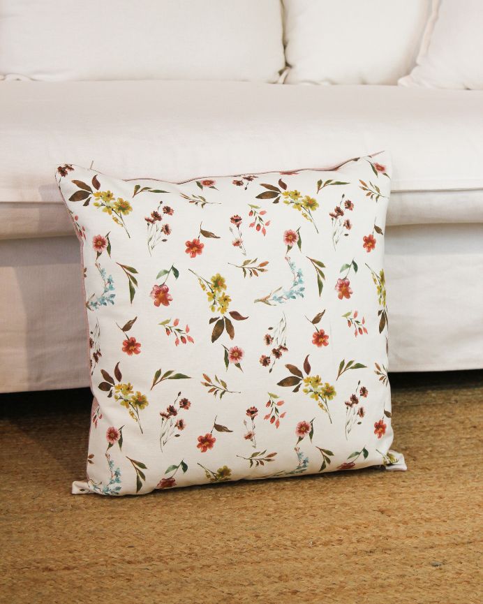 Funda de cojín con estampado floral sobre fondo crudo y reverso rosa 50x50cm de algodón