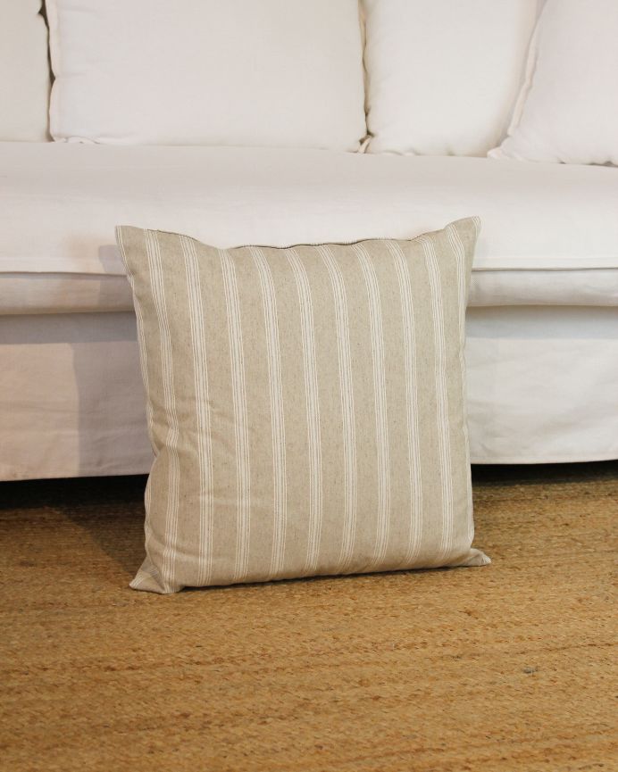 Funda de cojín con estampado de rayas blancas sobre fondo beige 50x50cm de algodón