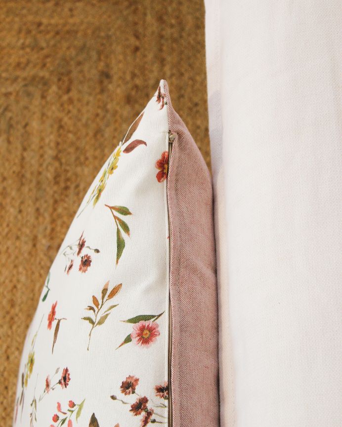 Funda de cojín con estampado floral sobre fondo crudo y reverso rosa 50x50cm de algodón