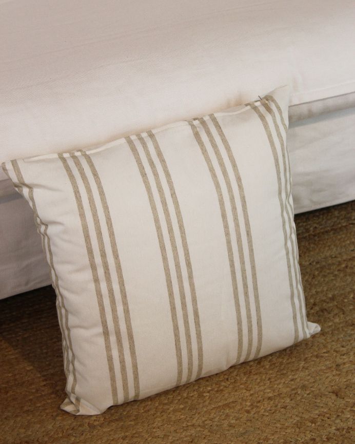 Funda de cojín con estampado beige sobre fondo crudo 50x50cm de algodón