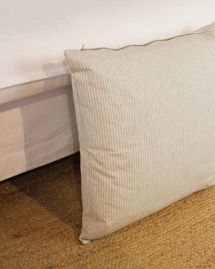 Funda de cojín con estampado de rayas finas blancas sobre fondo beige 50x50cm de algodón