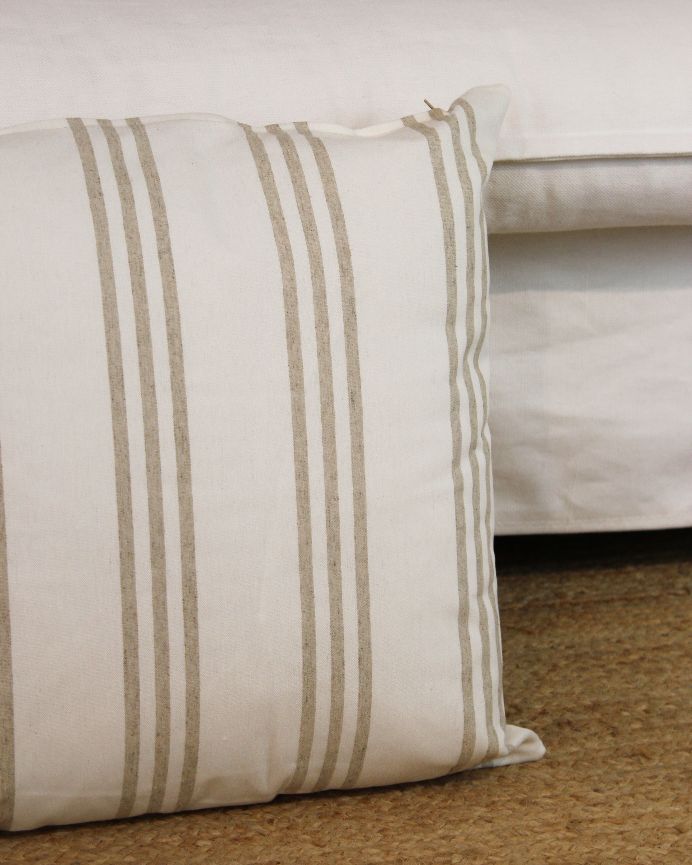 Funda de cojín con estampado beige sobre fondo crudo 50x50cm de algodón