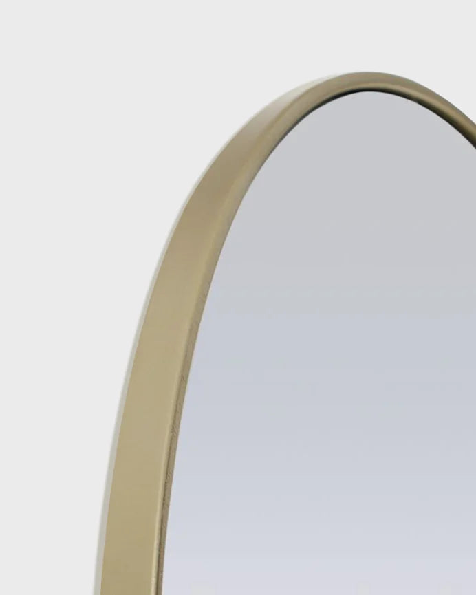 Espejo de pared con forma arqueada elaborado con metal 80x50cm