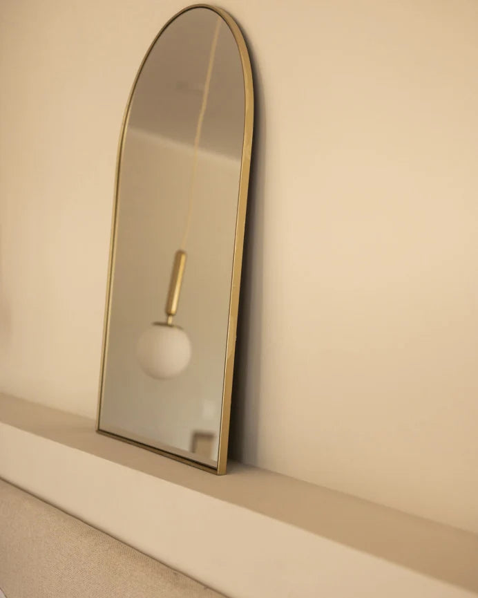 Espejo de pared con forma arqueada elaborado con metal 80x50cm
