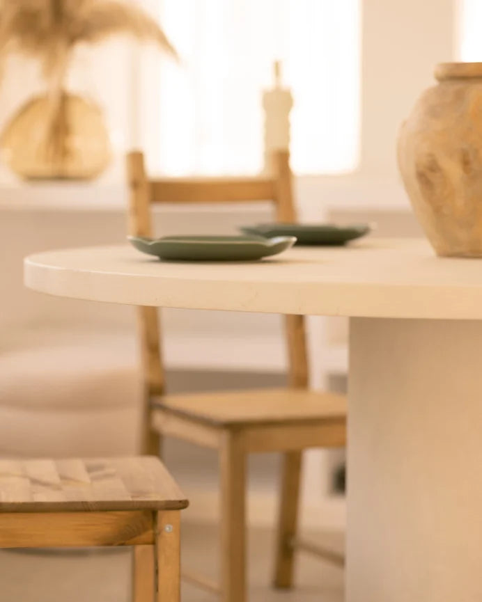 Mesa de comedor redonda de Microcemento en color Blanco Roto