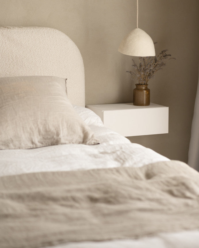 Mesita de noche s'Agaro de madera natural en varios colores