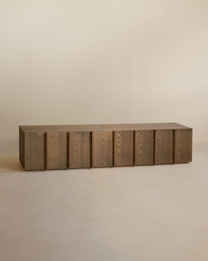 Mueble TV de chapa de fresno natural con listones en color avellana 160x140cm