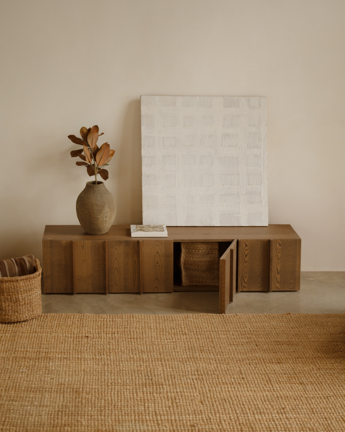 Mueble TV de chapa de fresno natural con listones en color avellana 160x140cm