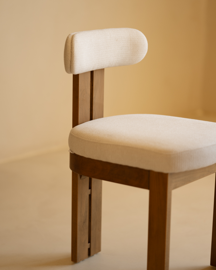 Silla de comedor de madera de haya tapizada en color blanco de 77x42cm