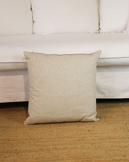 Funda de cojín con estampado de rayas finas blancas sobre fondo beige 50x50cm de algodón