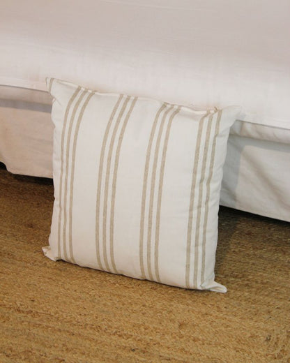 Funda de cojín con estampado beige sobre fondo crudo 50x50cm de algodón