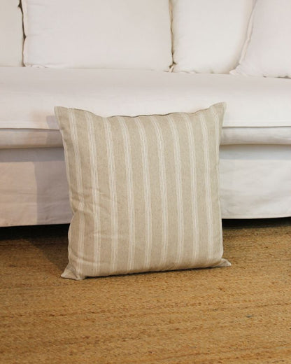 Funda de cojín con estampado de rayas blancas sobre fondo beige 50x50cm de algodón