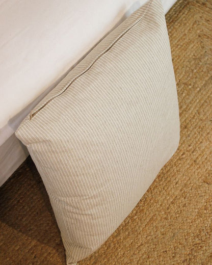 Funda de cojín con estampado de rayas finas blancas sobre fondo beige 50x50cm de algodón