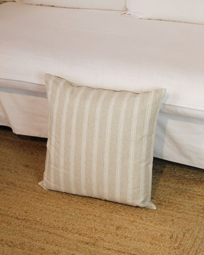 Funda de cojín con estampado de rayas blancas sobre fondo beige 50x50cm de algodón