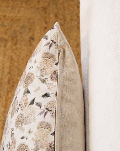Funda de cojín reversible con estampado floral sobre fondo crudo 50x50cm de algodón