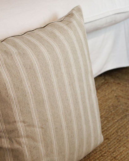 Funda de cojín con estampado de rayas blancas sobre fondo beige 50x50cm de algodón