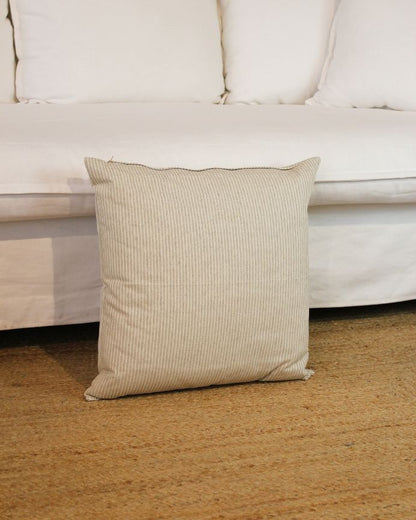 Funda de cojín con estampado de rayas finas blancas sobre fondo beige 50x50cm de algodón