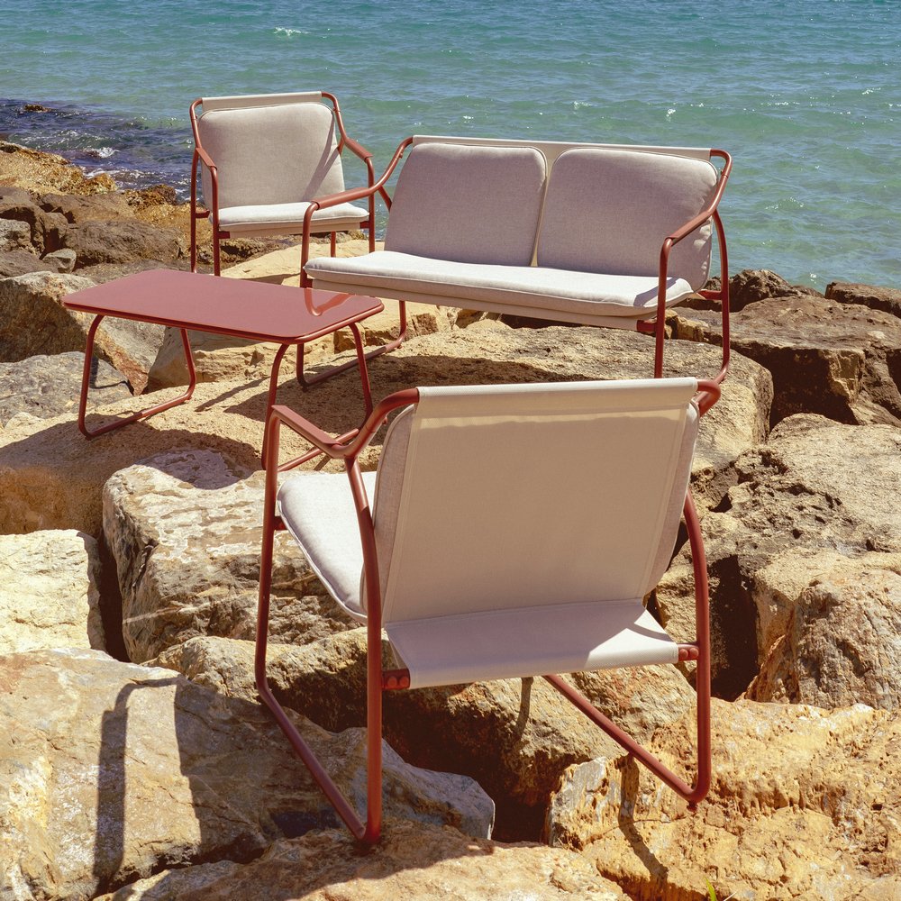 Conjunto de jardín de acero de exterior en color burdeos