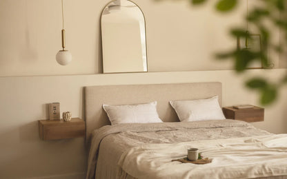 Espejo de pared con forma arqueada elaborado con metal 80x50cm
