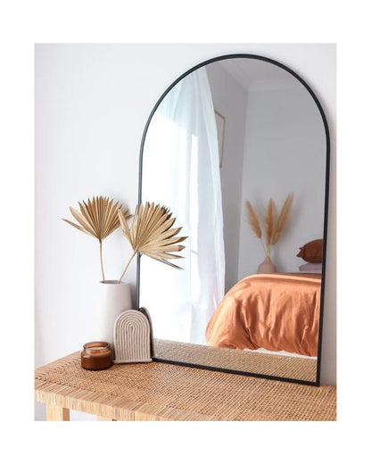 Espejo de pared con forma arqueada elaborado con metal 80x50cm