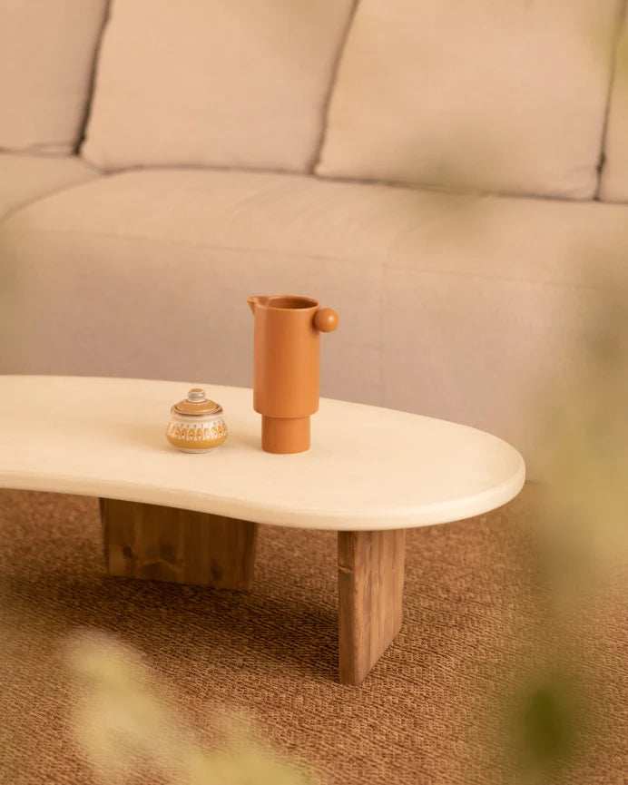 Mesa de Centro de Microcemento blanco roto y patas de madera con formas orgánicas 120cm
