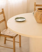 Mesa de comedor redonda de Microcemento en color Blanco Roto