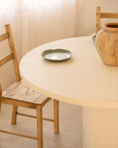 Mesa de comedor redonda de Microcemento en color Blanco Roto