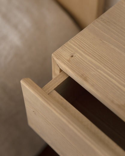 Mesita de noche s'Agaro de madera natural en varios colores