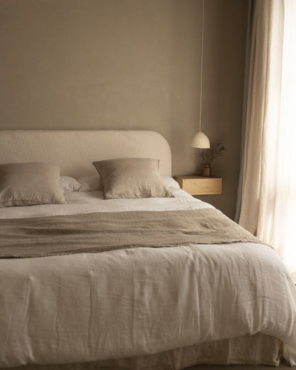 Mesita de noche s'Agaro de madera natural en varios colores