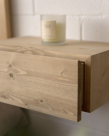 Mesita de noche s'Agaro de madera natural en varios colores