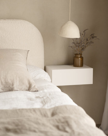 Mesita de noche s'Agaro de madera natural en varios colores