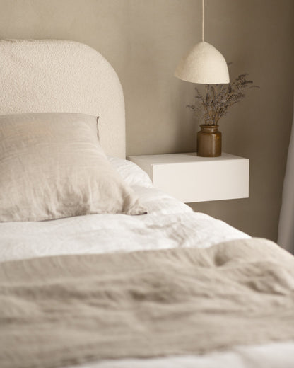 Mesita de noche s'Agaro de madera natural en varios colores