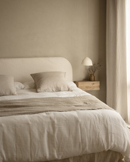 Mesita de noche s'Agaro de madera natural en varios colores