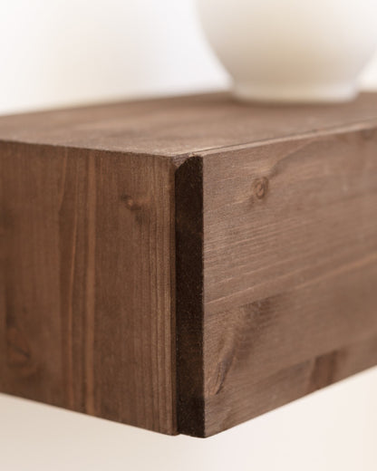 Mesita de noche s'Agaro de madera natural en varios colores