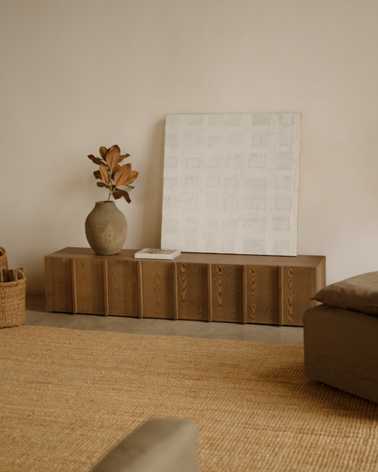 Mueble TV de chapa de fresno natural con listones en color avellana 160x140cm