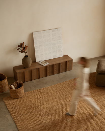 Mueble TV de chapa de fresno natural con listones en color avellana 160x140cm