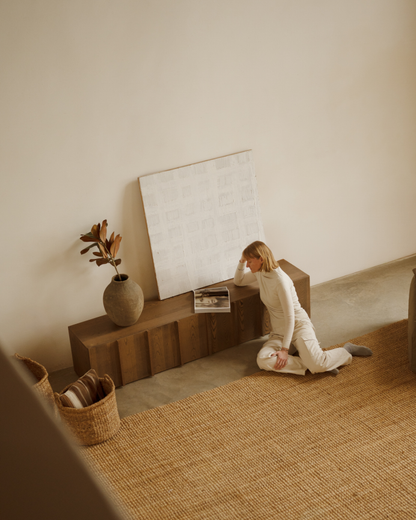 Mueble TV de chapa de fresno natural con listones en color avellana 160x140cm