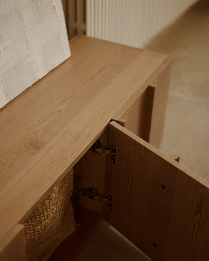 Mueble TV de chapa de fresno natural con listones en color avellana 160x140cm