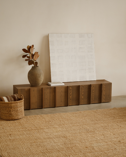 Mueble TV de chapa de fresno natural con listones en color avellana 160x140cm