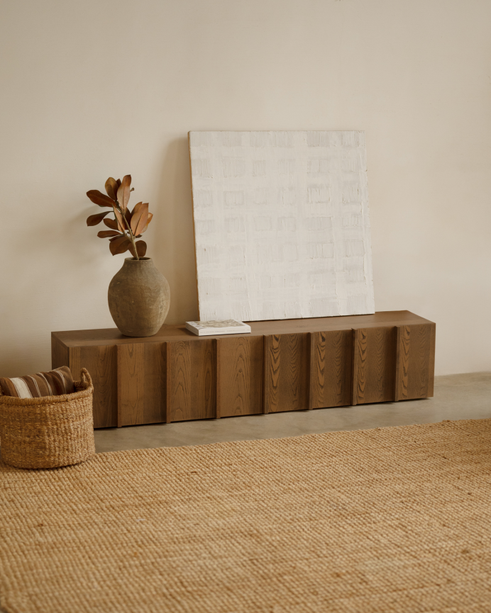 Mueble TV de chapa de fresno natural con listones en color avellana 160x140cm