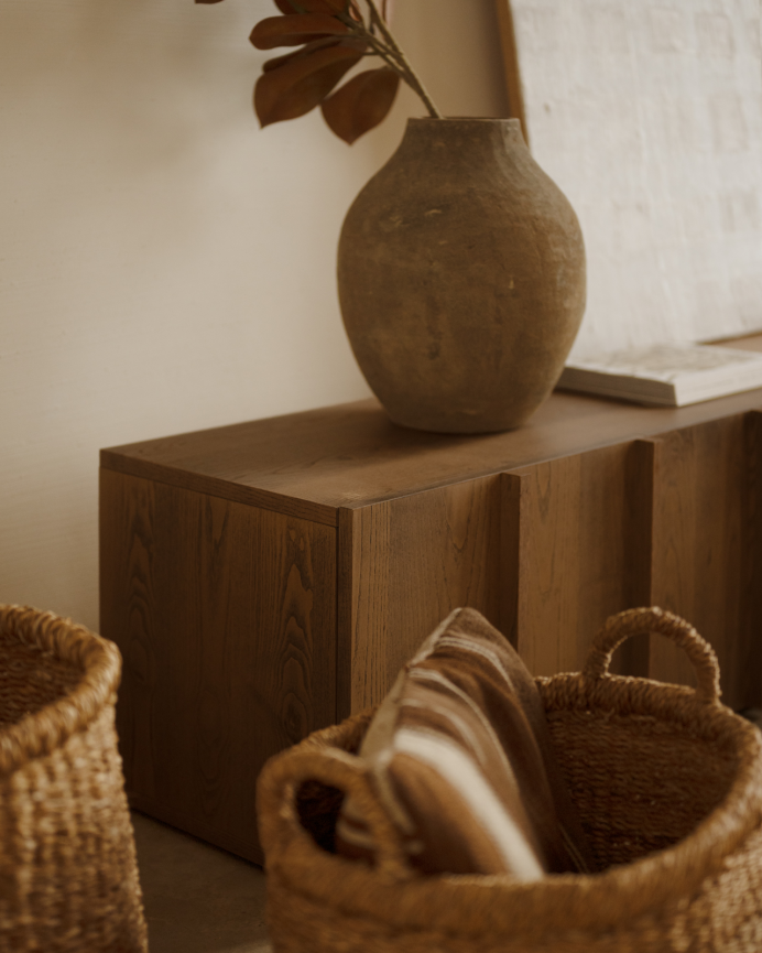 Mueble TV de chapa de fresno natural con listones en color avellana 160x140cm