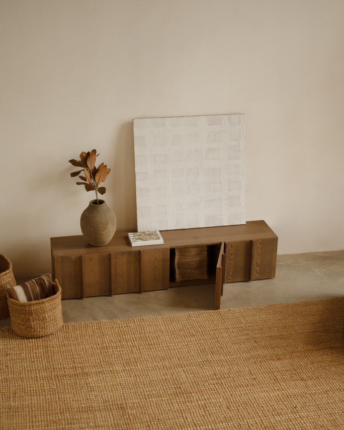 Mueble TV de chapa de fresno natural con listones en color avellana 160x140cm