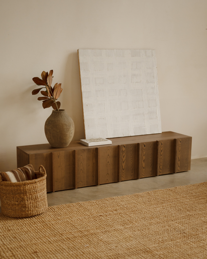 Mueble TV de chapa de fresno natural con listones en color avellana 160x140cm