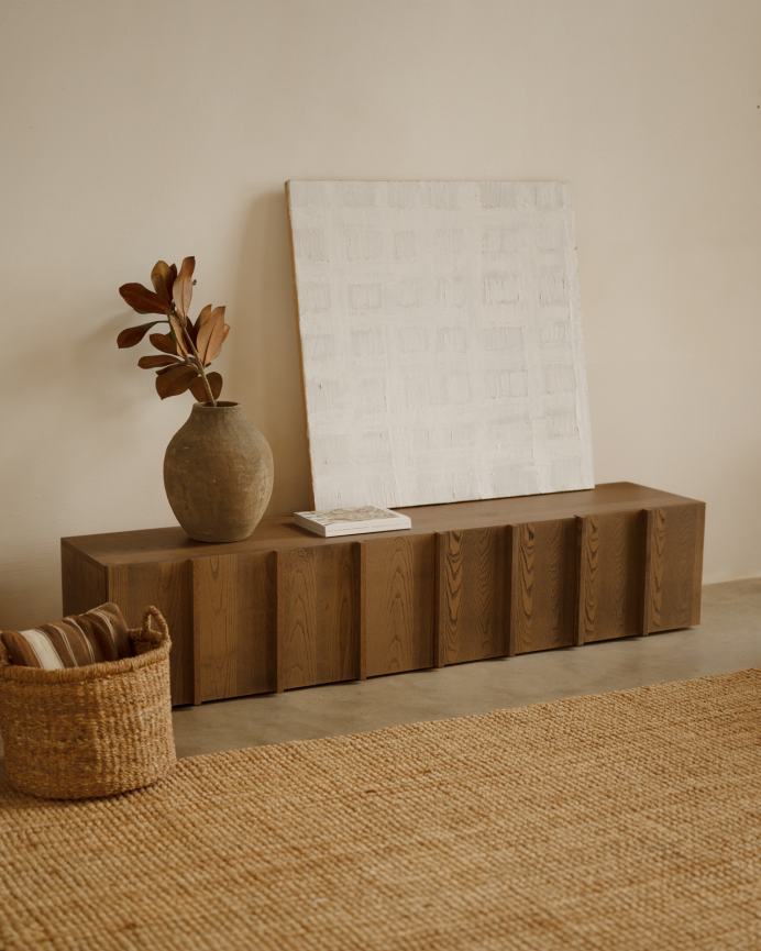 Mueble TV de chapa de fresno natural con listones en color avellana 160x140cm