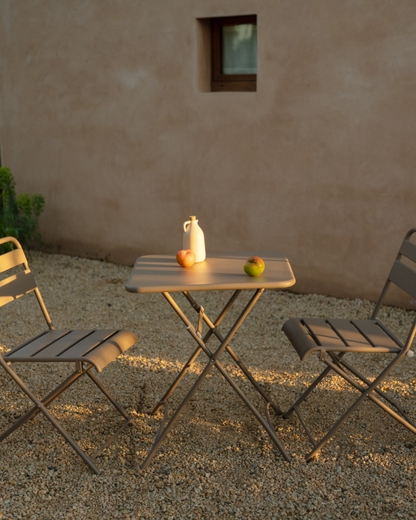Set de 2 sillas y mesa para exterior, de aluminio en Taupe mate